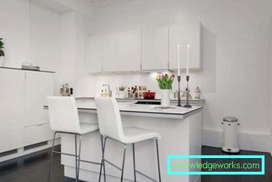 Kuhinja 14 m² - fotografija elegantnega dizajna z balkonom in kavčem